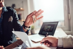Handing over keys after singing a new real estate contract