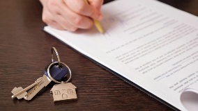 House keys and mortgage contract on a table